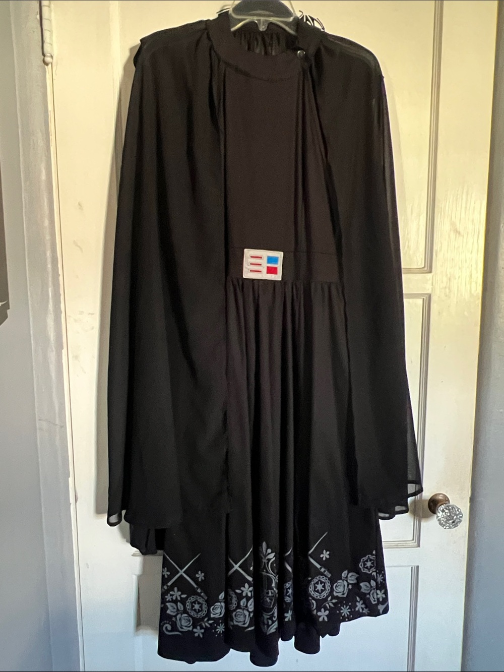 Her Universe Darth Vader Cape dress.  Size med. No tag but has never been worn..